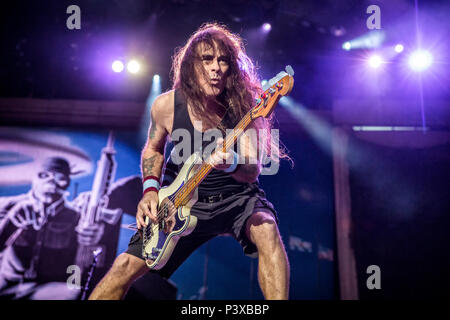 Schweden, Solvesborg - Juni 07., 2018. Iron Maiden, der Englischen heavy metal band, führt ein Live Konzert während der schwedischen Musik Festival Sweden Rock Festival 2018. Hier Bassist Steve Harris ist live auf der Bühne gesehen. (Foto: Gonzales Foto - Terje Dokken). Stockfoto