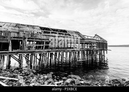 Alte hölzerne Pier im Dorf Teriberka, Halbinsel Kola, Russland Stockfoto