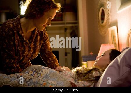 Original Film Titel: Gespiegelt. Englischer Titel: Gespiegelt. Regisseur: Rob Reiner. Jahr: 2010. Stars: Penelope Ann Miller, Madeline Carroll. Credit: CASTLE ROCK ENTERTAINMENT/Glas, BEN/Album Stockfoto