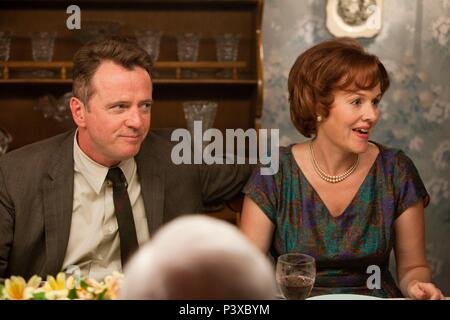 Original Film Titel: Gespiegelt. Englischer Titel: Gespiegelt. Regisseur: Rob Reiner. Jahr: 2010. Stars: AIDAN QUINN; Penelope Ann Miller. Credit: CASTLE ROCK ENTERTAINMENT/Glas, BEN/Album Stockfoto