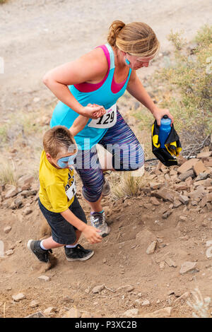 Mutter & Sohn konkurrieren in einem Wettlauf und steigen 'Berg (Tenderfoot Berg) während der jährlichen Fibark Festival; Salida, Colorado, USA Stockfoto