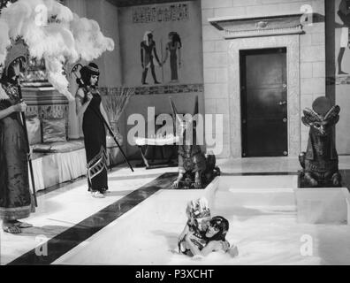 Original Filmtitel: CARRY ON CLEO. Englischer Titel: CARRY ON CLEO. Film Regie: GERALD THOMAS. Jahr: 1964. Credit: Rang/Album Stockfoto