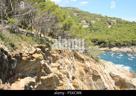 Malerischen Blick auf die kleine Bucht mit Schiffen auf dem Meer in Sa Riera, Begur, Costa Brava, Katalonien, im Nordosten Spaniens. Stockfoto