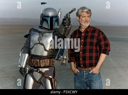 Beschreibung: Mai 12, 2002; Hollywood, CA, USA; Direktor George Lucas mit Jango Fett, den Kopfgeldjäger in "Angriff der Klonkrieger", die zweite Star Wars prequel.. Original Film Titel: Star Wars: Episode II - Angriff der Klonkrieger. Englischer Titel: Star Wars: Episode II - Angriff der Klonkrieger. Regisseur: George Lucas. Jahr: 2002. Stars: George Lucas. Credit: LUCASFILM/JAK PRODUCTIONS/Album Stockfoto