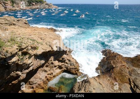 Malerischen Blick auf die kleine Bucht mit Schiffen auf dem Meer in Sa Riera, Begur, Costa Brava, Katalonien, im Nordosten Spaniens. Stockfoto