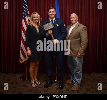 Senior Airman John Campbell, Special Operations-Wetter-Team Schüler zugewiesen, die besondere Taktik Training Squadron, nimmt den ersten Oberstleutnant William Schroeder Memorial Award von Abby Schroeder, Schrøders Witwe, und John Farris, einem SOWT Lehrer mit STTS an Hurlburt Field, Florida, 21. Juli 2016. Schroeder diente als spezielle Operationen Wetter Offizier und zuvor befohlen die 10. Bekämpfung Wetter Staffel hier. Er opferte sein Leben, wenn er tödlich angeschossen wurde Kollegen vor einem Vorfall am Arbeitsplatz Gewalt auf gemeinsamer Basis San Antonio-Lackland, Texas zu schützen. (U.S. Air Force Photo von Stockfoto