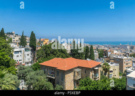 Blick auf die Innenstadt, den Hafen und die Bahai Schrein von Hadar HaCarmel Nachbarschaft, Haifa, Israel Stockfoto