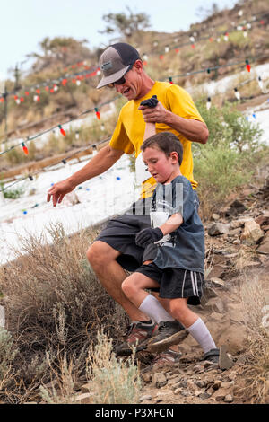 Vater & Sohn konkurrieren in einem Wettlauf und steigen 'Berg (Tenderfoot Berg) während der jährlichen Fibark Festival; Salida, Colorado, USA Stockfoto
