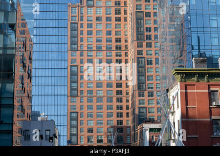 Eine Mischung aus alten und modernen Gebäuden, Stahl, Glas und Backstein umgeben die High Line Park in New York City Stockfoto