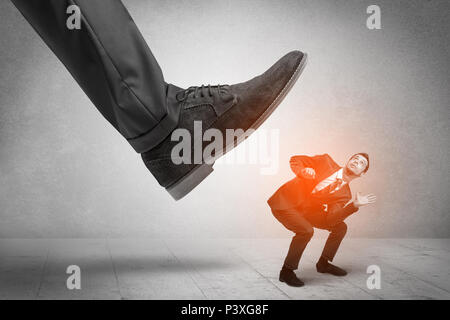 Großen formellen Schuh unten junge kleine Marktteilnehmer Mann Stockfoto