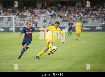 CLUJ, Rumänien - 16. JUNI 2018: rumänische Fußball Golden Team spielen ein Freundschaftsspiel gegen Barcelona Legenden während des Sports Festival Stockfoto