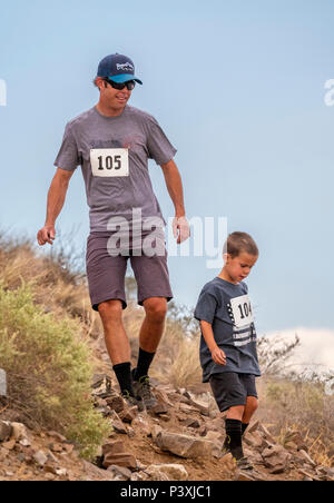 Die Athleten messen sich in einem Wettlauf und steigen 'Berg (Tenderfoot Berg) während der jährlichen Fibark Festival; Salida, Colorado, USA Stockfoto