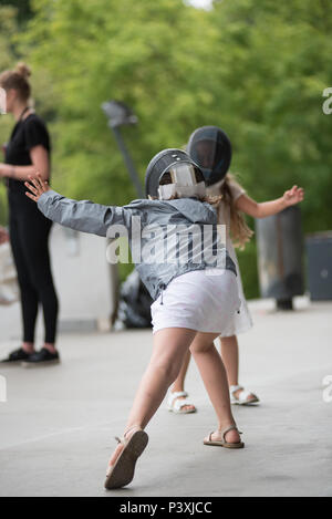 CLUJ, Rumänien - 17. JUNI 2018: Junge Mädchen Fechten und Üben mit Schwert während des Sports Festival Stockfoto