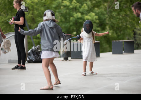 CLUJ, Rumänien - 17. JUNI 2018: Junge Mädchen Fechten und Üben mit Schwert während des Sports Festival Stockfoto