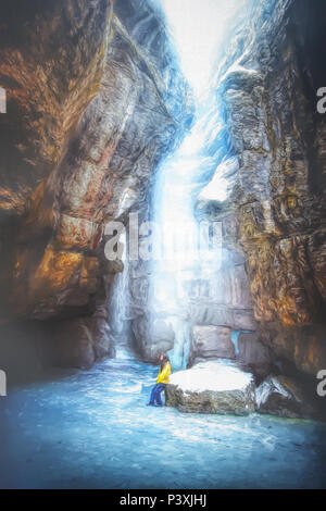 Mädchen Wanderer Canyon kalt Licht blau gefrorenen Eis Blatt Fluss Canyoning Stockfoto
