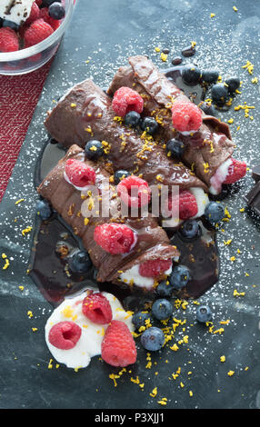 Gourmet Schokolade Crepes-Closeup essen Fotos. Shot in verschiedenen Winkeln, Overhead, vertikal, horizontal. Süßes Dessert oder besonderen Frühstück. Stockfoto