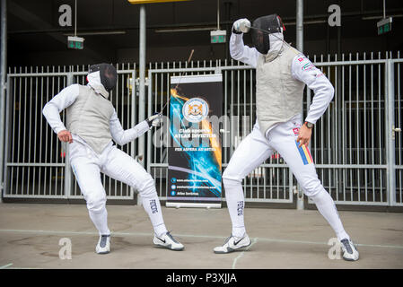 CLUJ, Rumänien - 17. JUNI 2018: Fechter Fechten und Üben mit Schwert während des Sports Festival Stockfoto