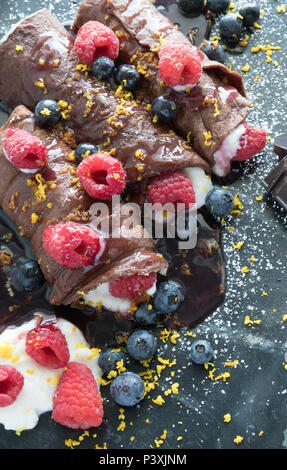 Gourmet Schokolade Crepes-Closeup essen Fotos. Shot in verschiedenen Winkeln, Overhead, vertikal, horizontal. Süßes Dessert oder besonderen Frühstück. Stockfoto
