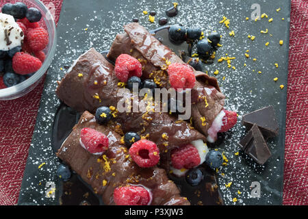 Gourmet Schokolade Crepes-Closeup essen Fotos. Shot in verschiedenen Winkeln, Overhead, vertikal, horizontal. Süßes Dessert oder besonderen Frühstück. Stockfoto