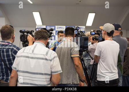 CLUJ, Rumänien - 15. JUNI 2018: Kameraleute, Fotografen und Reporter interviewen Fußballspieler Constantin Galca vor einem Spiel gegen Barcelona L Stockfoto