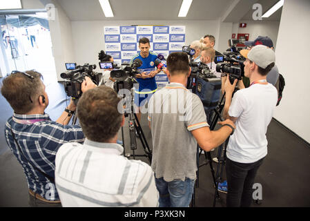 CLUJ, Rumänien - 15. JUNI 2018: Kameraleute, Fotografen und Reporter interviewen Fußballspieler Constantin Galca vor einem Spiel gegen Barcelona L Stockfoto