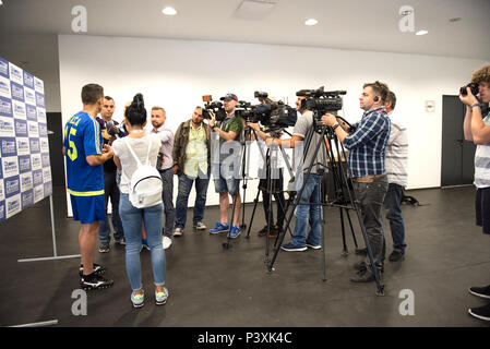 CLUJ, Rumänien - 15. JUNI 2018: Kameraleute, Fotografen und Reporter interviewen Fußballspieler Constantin Galca vor einem Spiel gegen Barcelona L Stockfoto