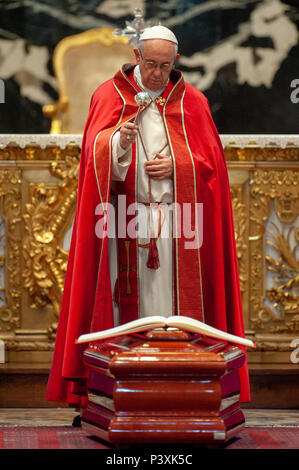 Papst Franziskus leitet die Exequien für Kardinal Castrillon Hoyos von Kolumbien mit: Papst Franziskus Wo: Vatikan, Rom, Italien Wann: 19. Mai 2018 Credit: IPA/WENN.com ** Nur für die Veröffentlichung in Großbritannien, den USA, Deutschland, Österreich, Schweiz ** verfügbar Stockfoto