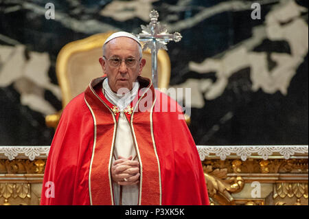 Papst Franziskus leitet die Exequien für Kardinal Castrillon Hoyos von Kolumbien mit: Papst Franziskus Wo: Vatikan, Rom, Italien Wann: 19. Mai 2018 Credit: IPA/WENN.com ** Nur für die Veröffentlichung in Großbritannien, den USA, Deutschland, Österreich, Schweiz ** verfügbar Stockfoto