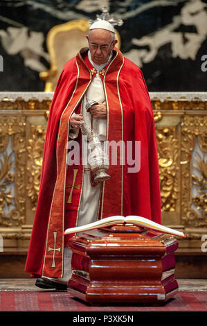 Papst Franziskus leitet die Exequien für Kardinal Castrillon Hoyos von Kolumbien mit: Papst Franziskus Wo: Vatikan, Rom, Italien Wann: 19. Mai 2018 Credit: IPA/WENN.com ** Nur für die Veröffentlichung in Großbritannien, den USA, Deutschland, Österreich, Schweiz ** verfügbar Stockfoto