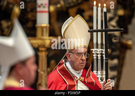 Papst Franziskus leitet die Exequien für Kardinal Castrillon Hoyos von Kolumbien mit: Papst Franziskus Wo: Vatikan, Rom, Italien Wann: 19. Mai 2018 Credit: IPA/WENN.com ** Nur für die Veröffentlichung in Großbritannien, den USA, Deutschland, Österreich, Schweiz ** verfügbar Stockfoto