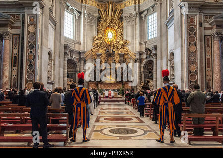 Papst Franziskus leitet die Exequien für Kardinal Castrillon Hoyos von Kolumbien mit: Papst Franziskus Wo: Vatikan, Rom, Italien Wann: 19. Mai 2018 Credit: IPA/WENN.com ** Nur für die Veröffentlichung in Großbritannien, den USA, Deutschland, Österreich, Schweiz ** verfügbar Stockfoto