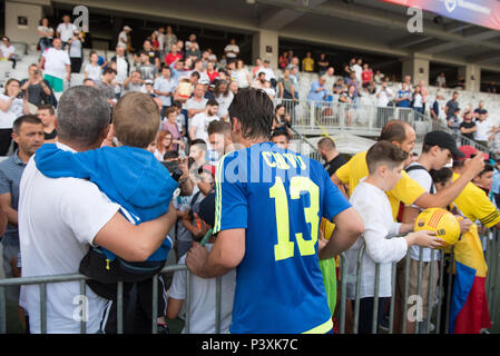 CLUJ Napoca, Rumänien - 15. JUNI 2018: Der rumänische Fußball-Spieler Cristian Chivu aus dem Goldenen Team Autogramme bei einem Match gegen Barcelona Stockfoto