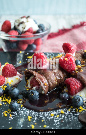 Gourmet Schokolade Crepes-Closeup essen Fotos. Shot in verschiedenen Winkeln, Overhead, vertikal, horizontal. Süßes Dessert oder besonderen Frühstück. Stockfoto