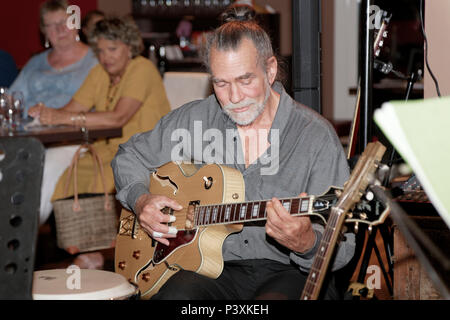 Agde, Frankreich. Juni 2018. Michel Littee von der Band Ti Moun Ka Joué konzertiert in Agde, Frankreich Stockfoto