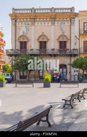 Castelbuono, Sizilien, Europa-08/06/2018. Blick auf ein Haus mit alter Architektur auf dem Domplatz in Termini Imerese im Norden Sizilien Stockfoto