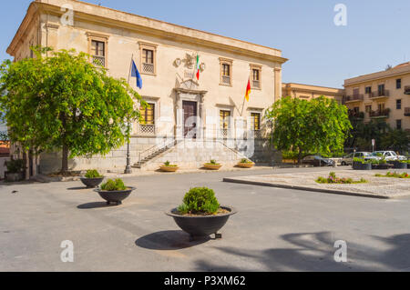 Castelbuono, Sizilien, Europa-08/06/2018. Platz Duomo in der Stadt von Termini Imerese Mit den kommunalen Haus im Norden von Sizilien Stockfoto