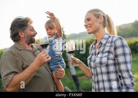 Winzer und Menschen im Weinberg Stockfoto