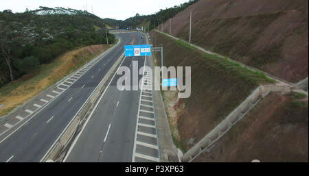 Imagem aérea da rodovia Nova Tamoios SP-099 vazia, com o pedágio ao Fundo, em Paraibuna. Stockfoto