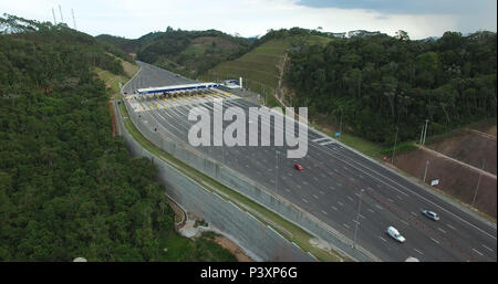 Imagem aérea da rodovia Nova Tamoios SP-099 vazia, com o pedágio ao Fundo, em Paraibuna. Stockfoto