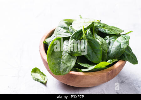 Baby Spinat in Houten. Close Up. Stockfoto