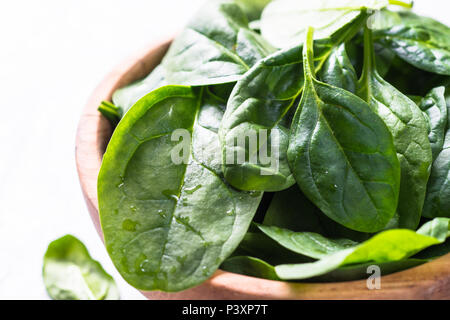 Baby Spinat in Houten. Close Up. Stockfoto