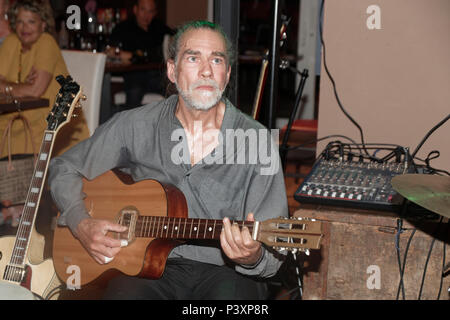 Agde, Frankreich. Juni 2018. Michel Littee an der Gitarre Tres der Band Ti Moun Ka Joué tritt in Agde auf Stockfoto