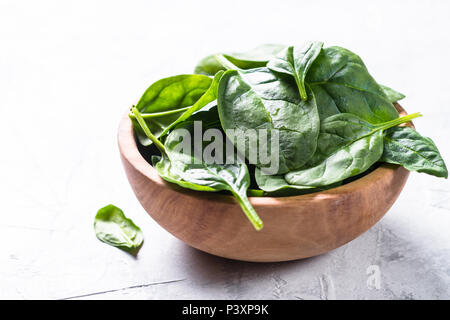 Baby Spinat in Houten. Close Up. Stockfoto