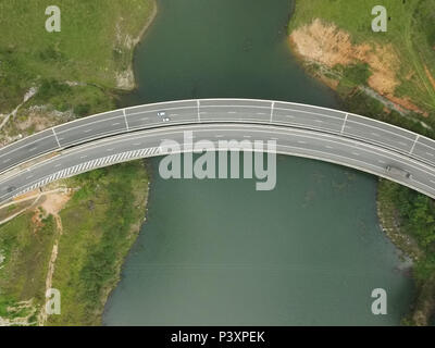 Imagem aérea da rodovia Nova Tamoios SP-099, e da Ponte sobre represa Paraibuna. Stockfoto