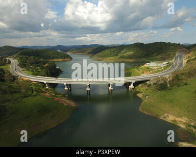 Imagem aérea da rodovia Nova Tamoios SP-099, e da Ponte sobre represa Paraibuna. Stockfoto