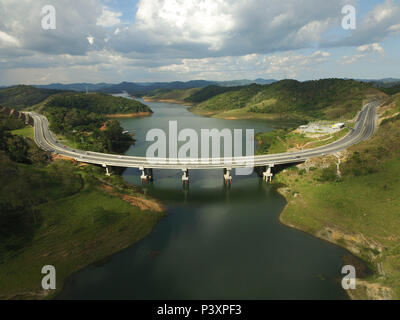 Imagem aérea da rodovia Nova Tamoios SP-099, e da Ponte sobre represa Paraibuna. Stockfoto