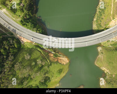 Imagem aérea da rodovia Nova Tamoios SP-099, e da Ponte sobre represa Paraibuna. Stockfoto