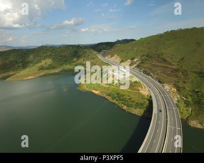 Imagem aérea da rodovia Nova Tamoios SP-099, e da Ponte sobre represa Paraibuna. Stockfoto