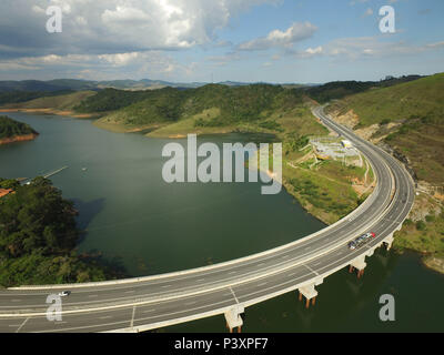 Imagem aérea da rodovia Nova Tamoios SP-099, e da Ponte sobre represa Paraibuna. Stockfoto