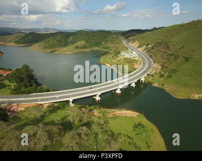 Imagem aérea da rodovia Nova Tamoios SP-099, e da Ponte sobre represa Paraibuna. Stockfoto